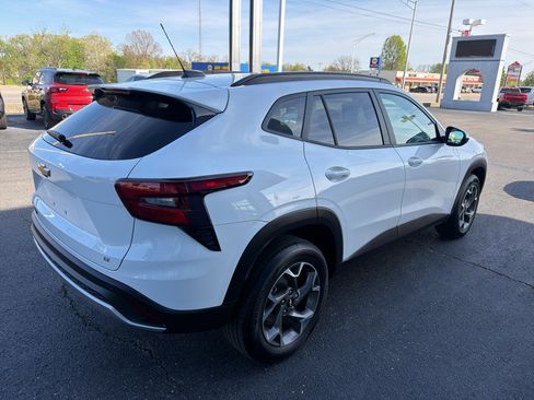 Used 2025 Chevrolet Trax LT w/ Driver Confidence Package image 4