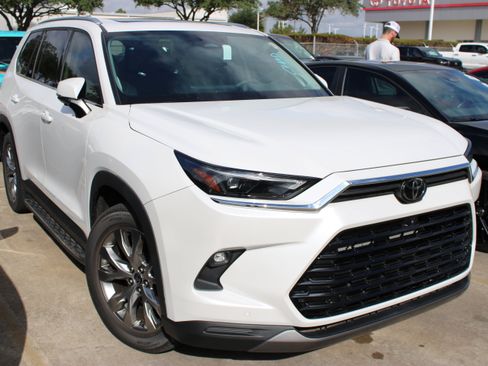 Used 2025 Toyota Grand Highlander FWD image 2