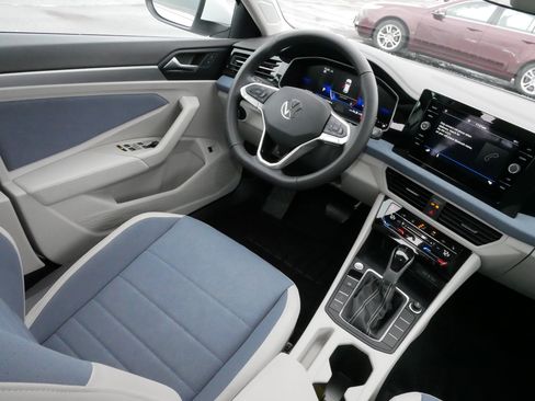 Certified 2025 Volkswagen Jetta SE image 9