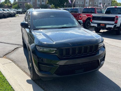 Used 2023 Jeep Grand Cherokee Altitude AWD/4WD image 5