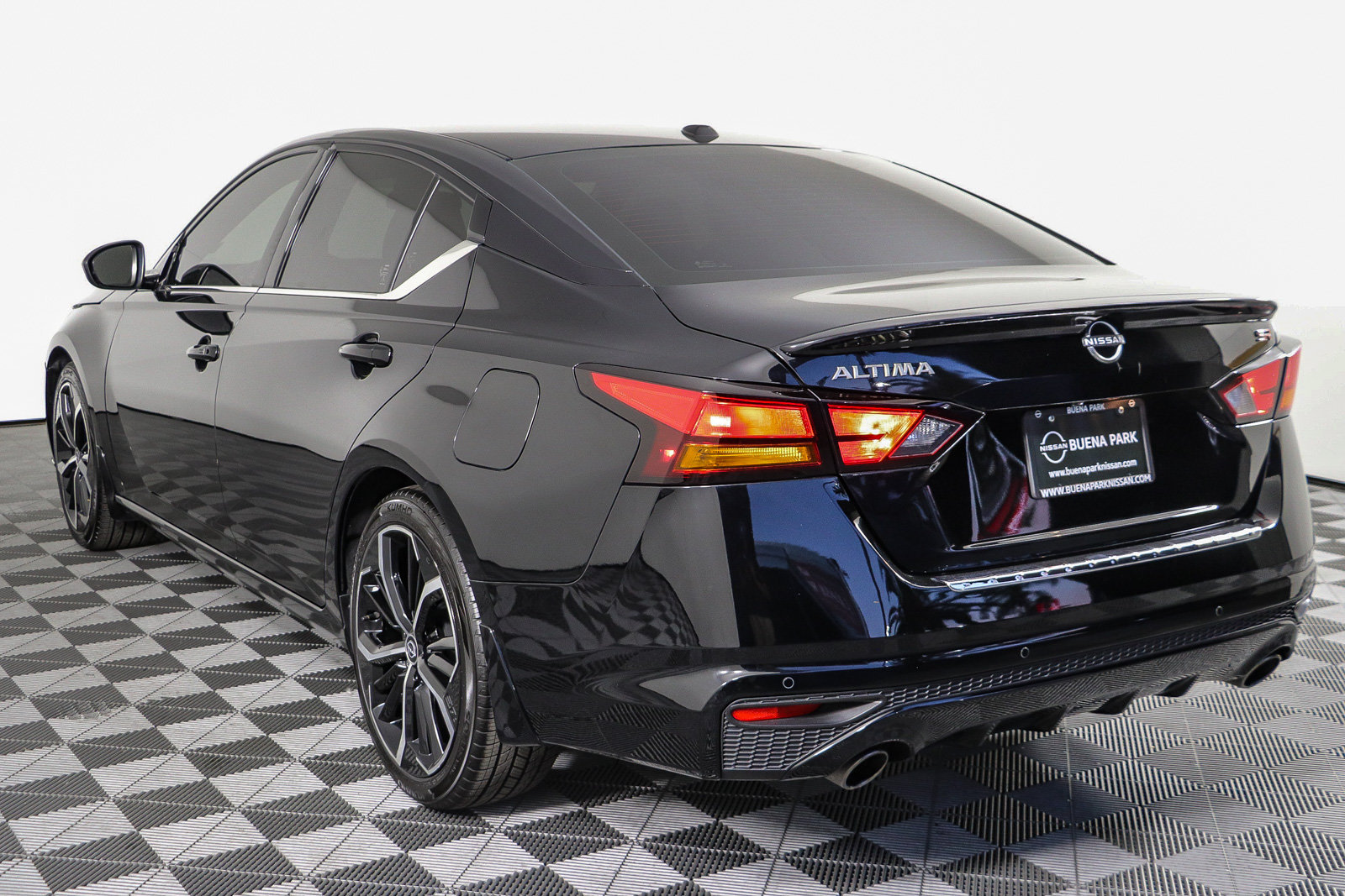 Used 2023 Nissan Altima 2.5 SR FWD image 6