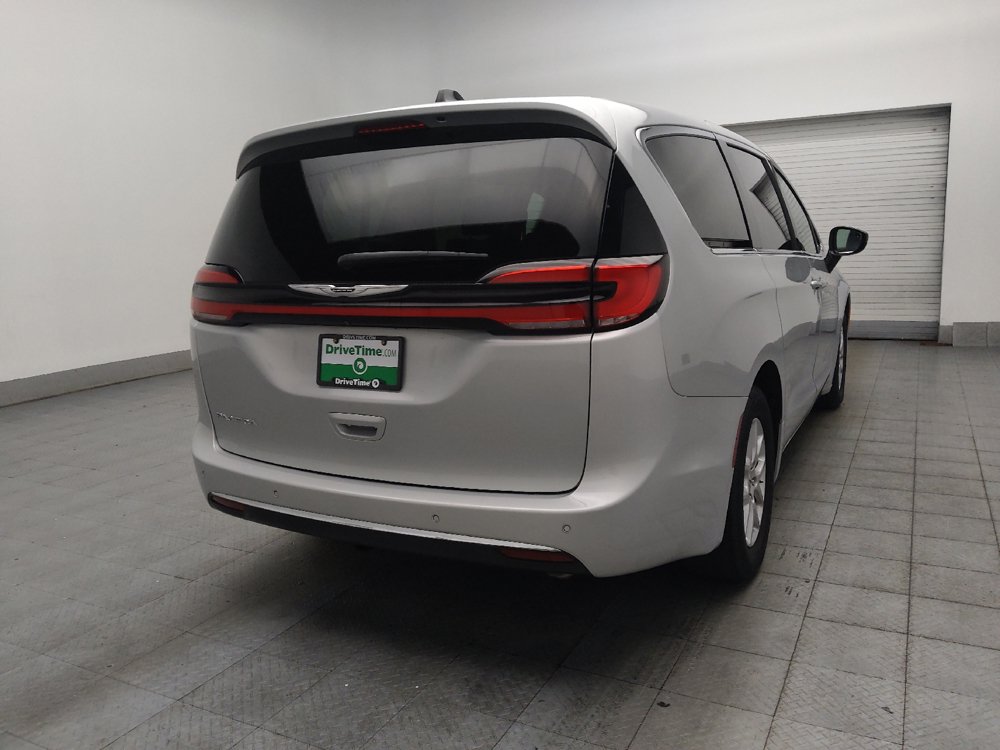 Used 2024 Chrysler Pacifica Touring-L FWD image 9