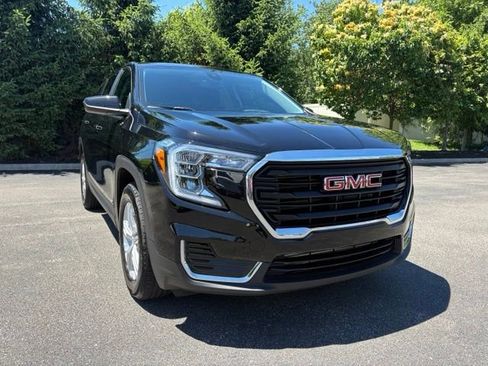 Used 2024 GMC Terrain SLE w/ LPO, Floor Liner Package FWD image 11