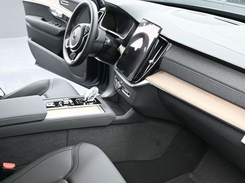 New 2026 Volvo XC90 T8 Plus w/ Protection Package image 18