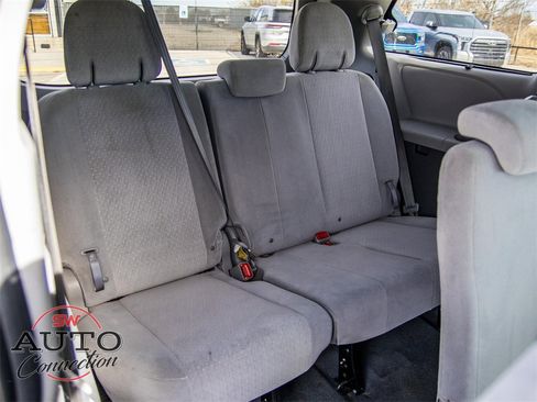 Used 2020 Toyota Sienna LE image 20