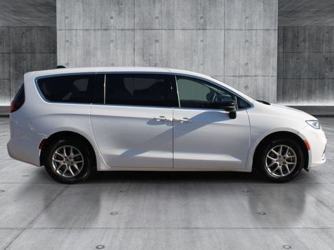 Used 2024 Chrysler Pacifica Touring-L FWD image 6