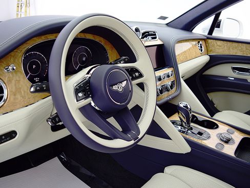 New 2025 Bentley Bentayga Plug-In Hybrid image 25