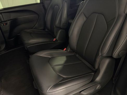 Used 2025 Chrysler Pacifica Select w/ Uconnect Theater Family Group FWD image 27