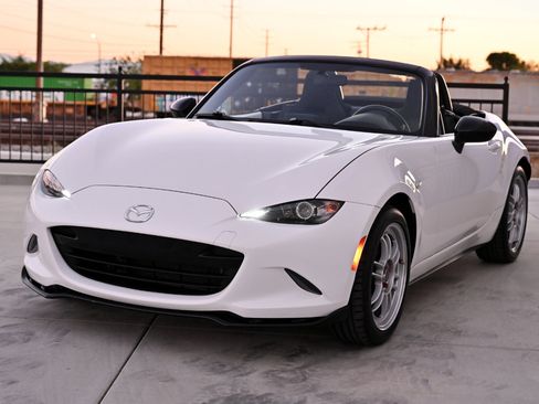 Used 2017 MAZDA MX-5 Miata Club image 3