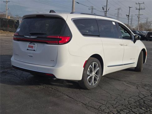 New 2026 Chrysler Pacifica Pinnacle image 13