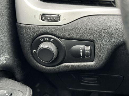 Used 2014 Jeep Cherokee Sport image 21