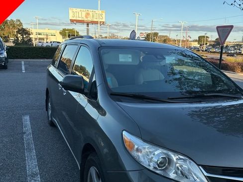 Used 2020 Toyota Sienna LE image 3