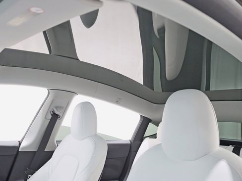 Used 2022 Tesla Model Y Long Range image 31