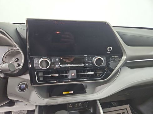 Used 2023 Toyota Highlander XLE FWD image 19
