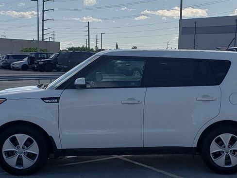 Used 2015 Kia Soul FWD image 2