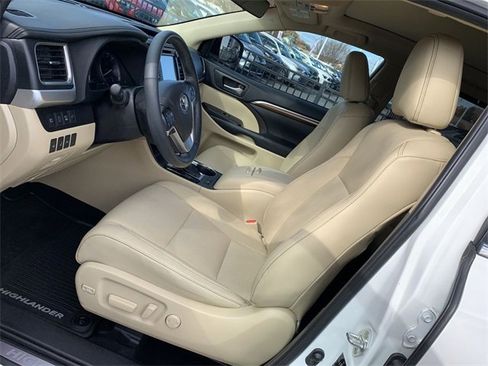Used 2019 Toyota Highlander Limited Platinum image 18