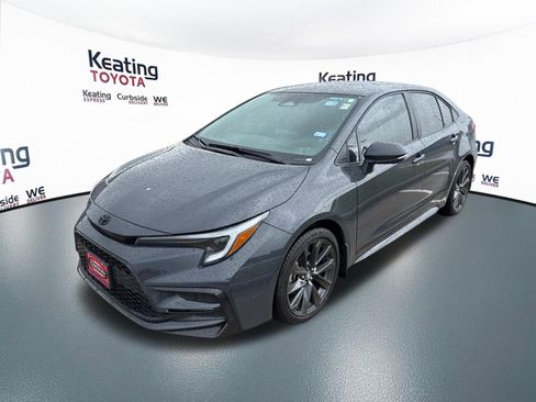 Used 2025 Toyota Corolla SE image 3