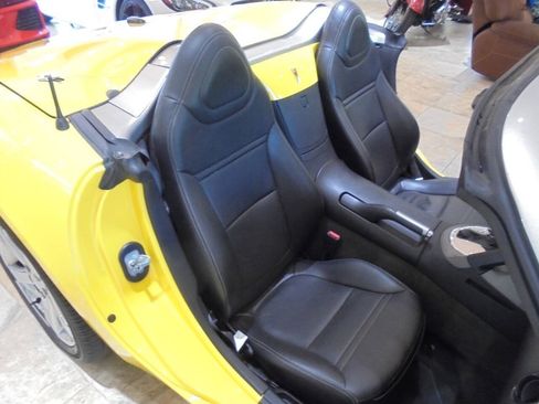 Used 2007 Pontiac Solstice Convertible RWD image 10