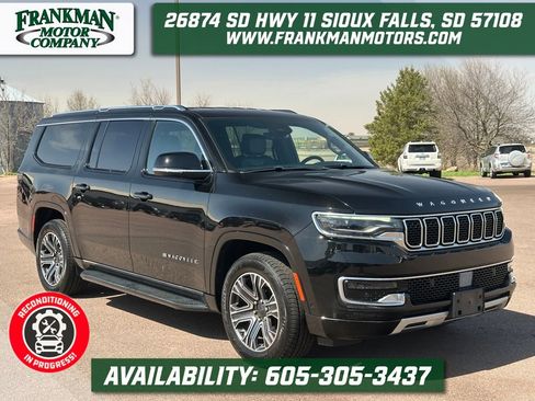 Used 2024 Jeep Wagoneer L Series II w/ Flexible Seating Group AWD/4WD image 1