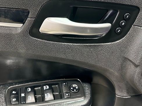 Used 2018 Chrysler 300 Limited w/ Safetytec Plus Group image 21