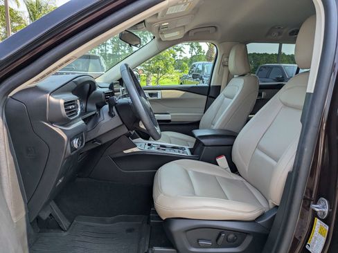 Used 2022 Ford Explorer XLT w/ Equipment Group 202A AWD/4WD image 10