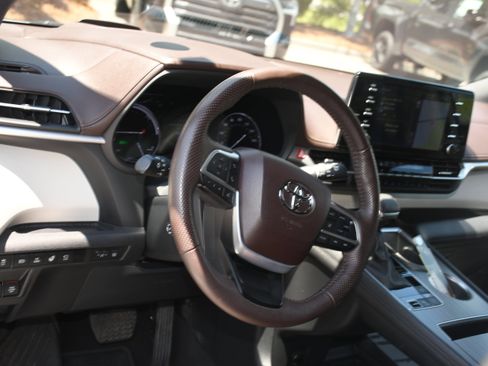 Certified 2023 Toyota Sienna Platinum FWD image 9