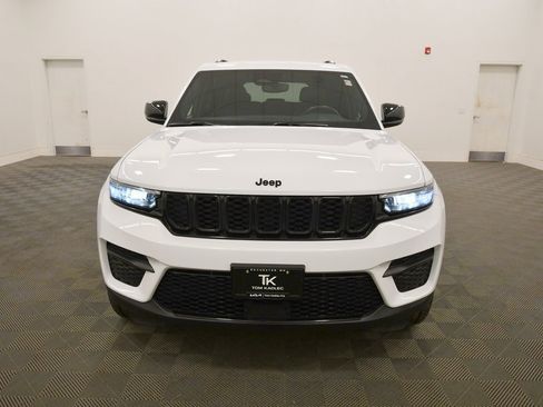 Used 2022 Jeep Grand Cherokee Altitude image 11