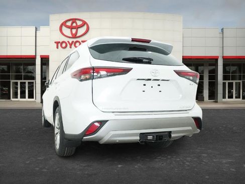 New 2026 Toyota Highlander Platinum image 14