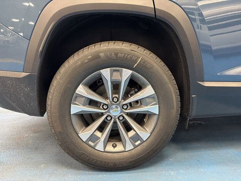 New 2026 Chevrolet Equinox LT w/ Convenience Package II AWD/4WD image 5