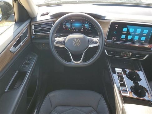 Used 2024 Volkswagen Atlas SE image 31