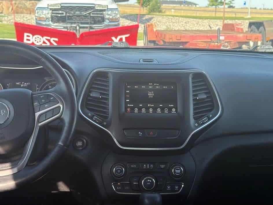 Used 2019 Jeep Cherokee Latitude Plus w/ Cold Weather Group AWD/4WD image 23