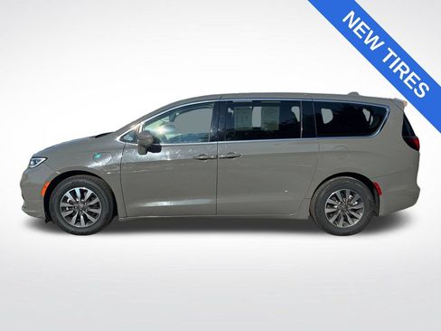 Used 2022 Chrysler Pacifica Touring-L w/ Uconnect Theater Family Group FWD image 7