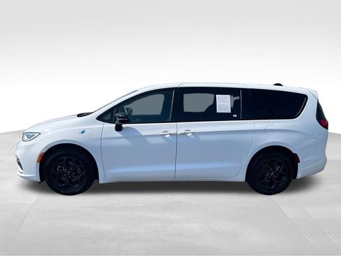 Used 2024 Chrysler Pacifica Limited FWD image 2