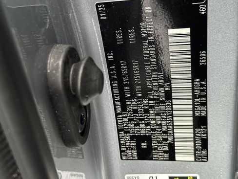 Used 2025 Toyota Corolla Cross LE image 37