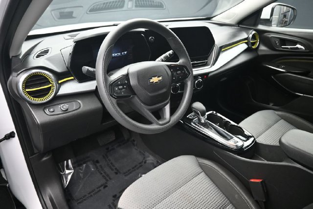 Used 2025 Chevrolet Trax LT FWD image 11