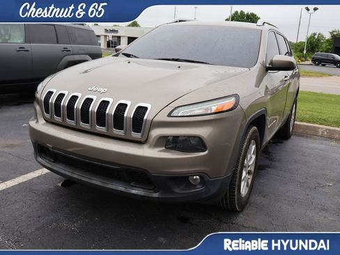 Used 2017 Jeep Cherokee Latitude w/ Comfort/Convenience Group AWD/4WD image 12