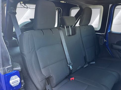 Used 2018 Jeep Wrangler Unlimited Sahara image 16