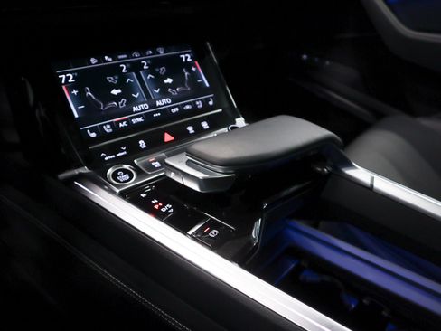 Used 2024 Audi Q8 e-tron Prestige image 21