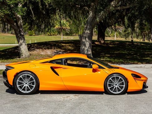 Used 2024 McLaren Artura RWD image 21