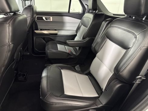 Used 2022 Ford Explorer XLT w/ Equipment Group 202A RWD image 13