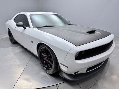 Used 2016 Dodge Challenger SRT w/ Technology Group image 3