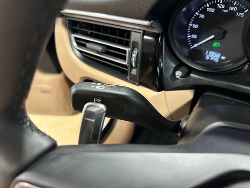 Used 2025 Porsche Macan image 20