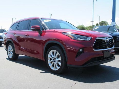 Used 2021 Toyota Highlander Limited FWD image 3