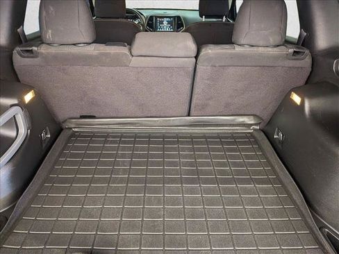 Used 2017 Jeep Cherokee Latitude w/ Comfort/Convenience Group FWD image 6