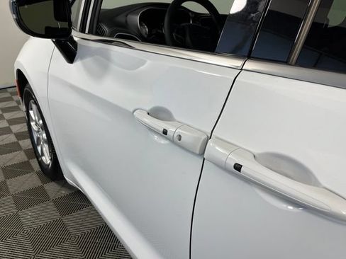 Used 2026 Chrysler Pacifica Select FWD image 13