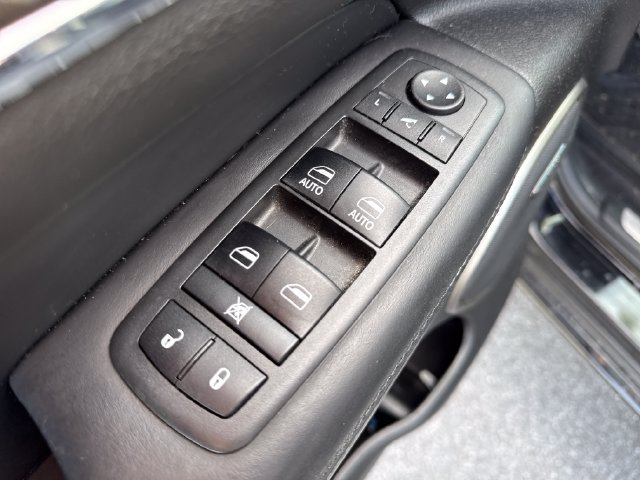 Used 2018 Jeep Grand Cherokee Overland AWD/4WD image 25