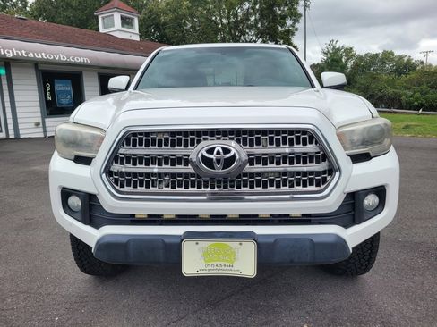 Used 2017 Toyota Tacoma TRD Off-Road image 2