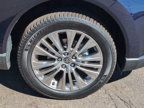 Used 2021 Toyota Venza XLE w/ Softex Package image 9