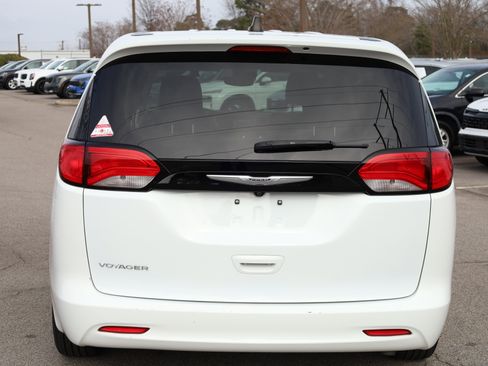Used 2023 Chrysler Voyager LX image 4