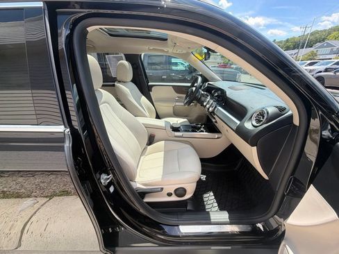 Used 2022 Mercedes-Benz GLB 250 4MATIC w/ Premium Package Lite image 60